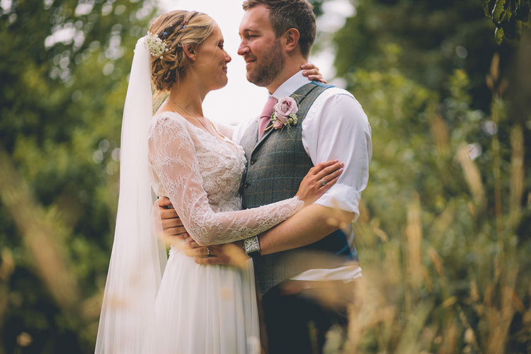 Homespun Fun Country Barn Wedding http://storyandcolour.co.uk/