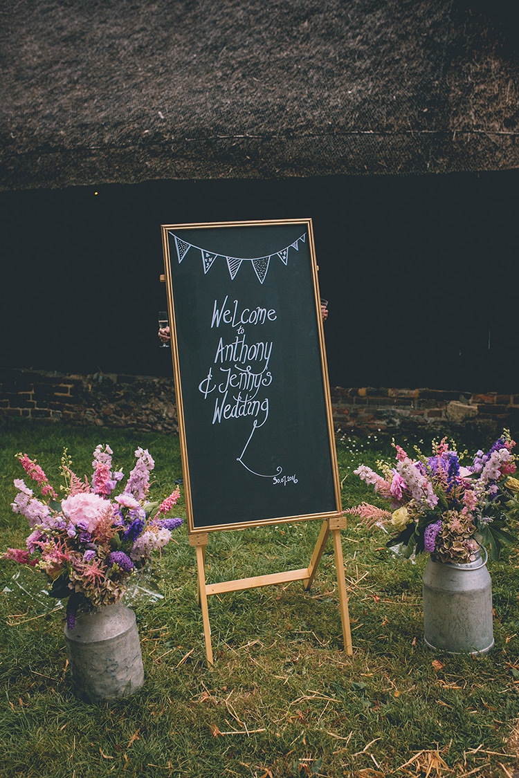 Chalk Black Board Sign Welcome Flowers Jugs Homespun Fun Country Barn Wedding http://storyandcolour.co.uk/