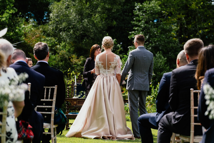 Relaxed Stylish Outdoor Wedding http://www.euanrobertsonweddings.com/