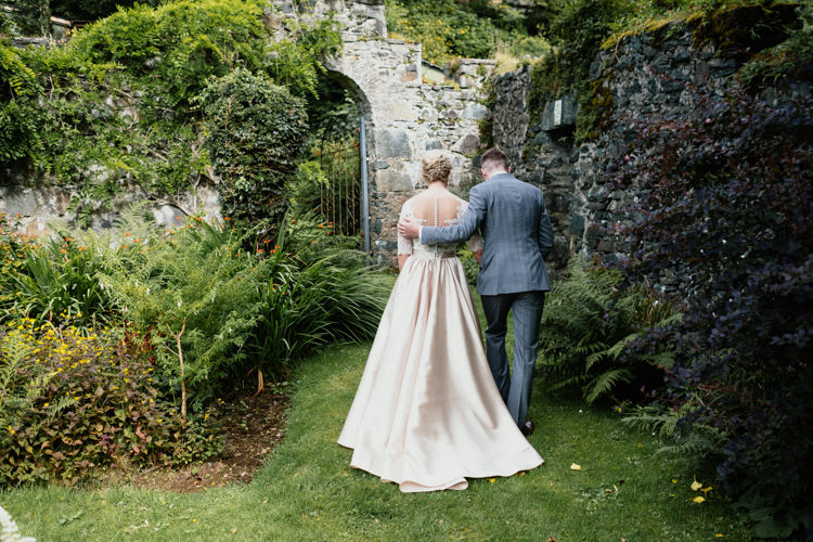 Relaxed Stylish Outdoor Wedding http://www.euanrobertsonweddings.com/