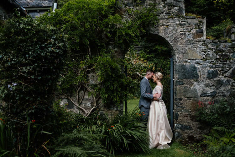 Relaxed Stylish Outdoor Wedding http://www.euanrobertsonweddings.com/