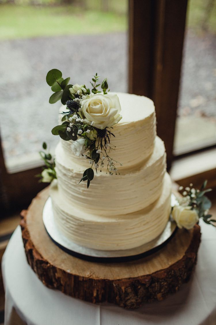 Buttercream Cake Flowers Log Stand Simple Rustic Cosy Winter Wedding http://aniaames.co.uk/