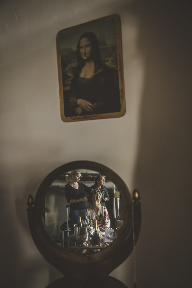 Bride Hair Makeup Mirror Reflection Mona Lisa Picture Romantic Intimate Tuscany Destination Wedding http://angelicabraccini.com/