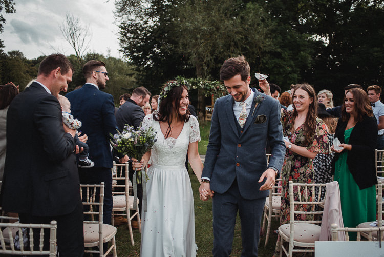 Confetti Throw Bride Groom Bohemian Festival Tipi Wedding http://esmemai.com/
