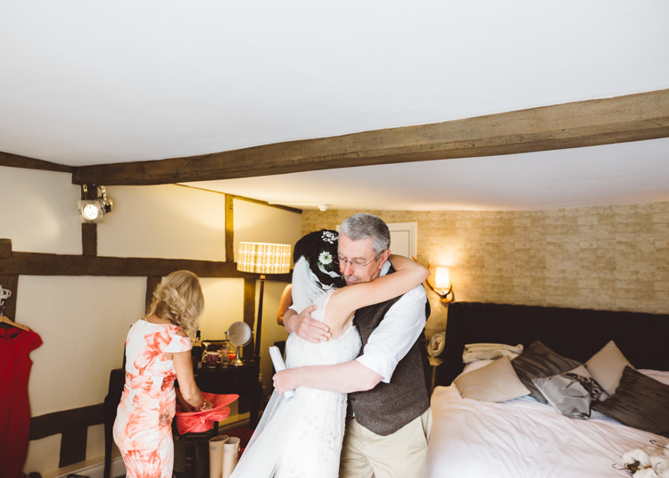 Natural Woodland Hessian Lace Wedding http://holliecarlinphotography.com/
