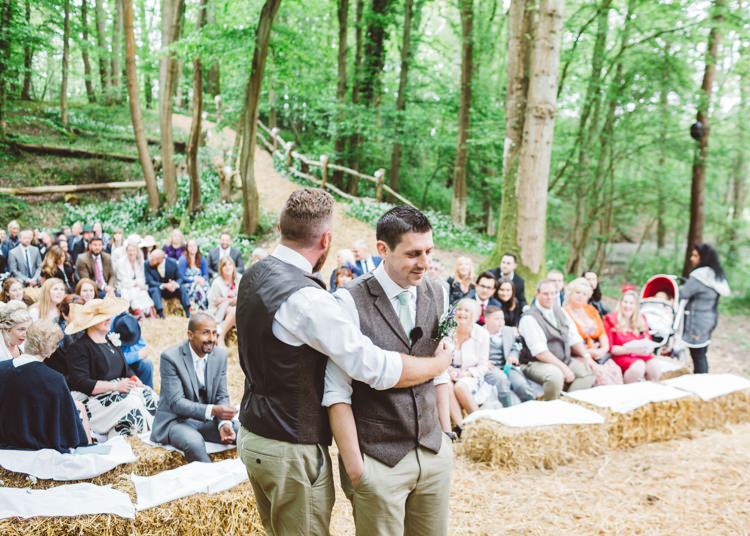 Natural Woodland Hessian Lace Wedding http://holliecarlinphotography.com/