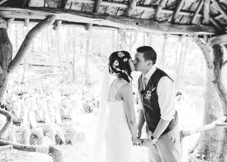 Natural Woodland Hessian Lace Wedding http://holliecarlinphotography.com/