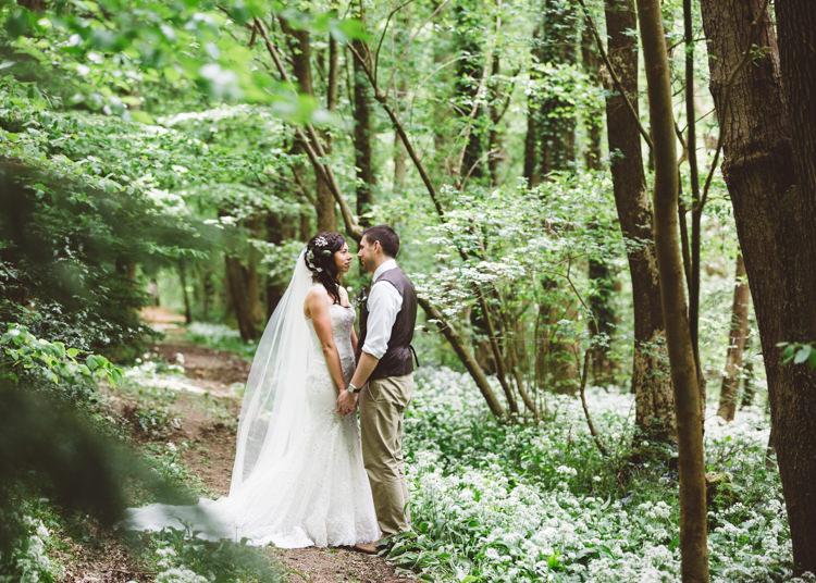 Natural Woodland Hessian Lace Wedding http://holliecarlinphotography.com/