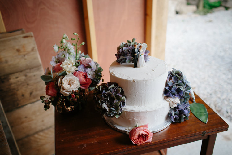 Cake Table Flowers Intimate Indie Woodland Wedding http://www.caroweiss.com/
