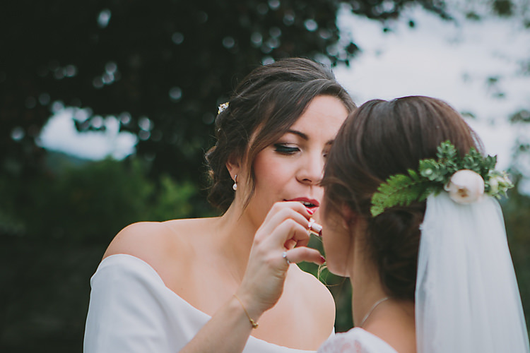 Lovely Greenery Farm Tipi Wedding http://www.victoriasomersethowphotography.co.uk/