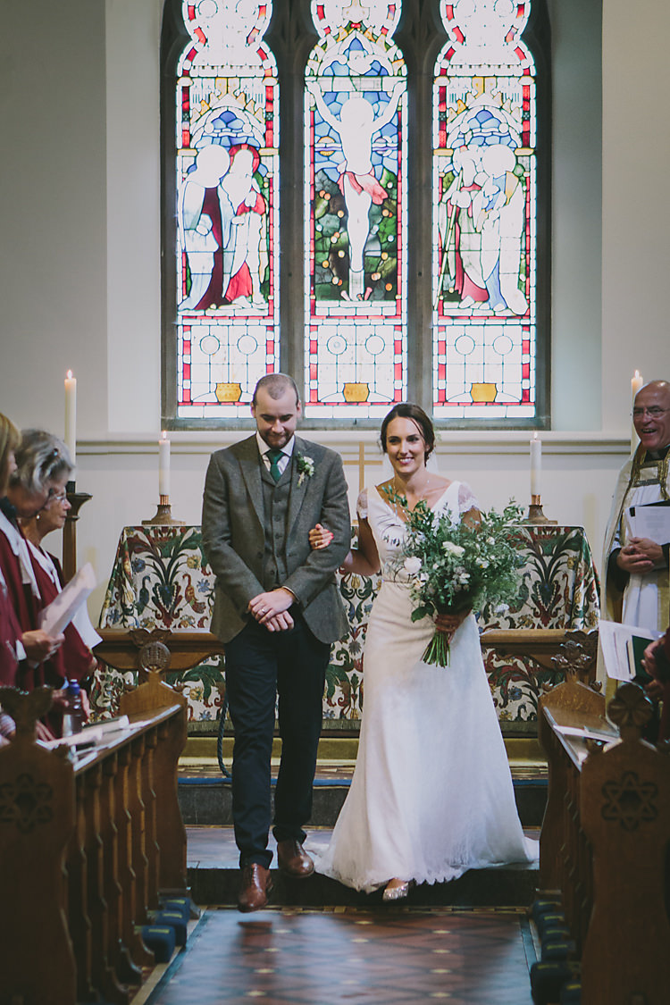 Lovely Greenery Farm Tipi Wedding http://www.victoriasomersethowphotography.co.uk/
