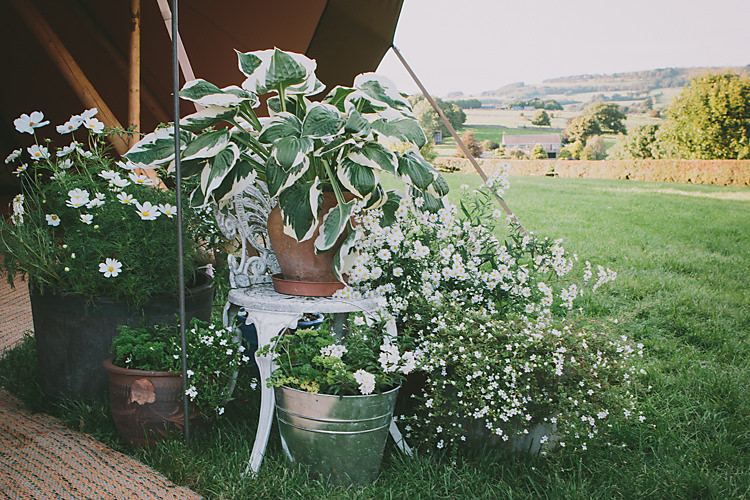 Lovely Greenery Farm Tipi Wedding http://www.victoriasomersethowphotography.co.uk/