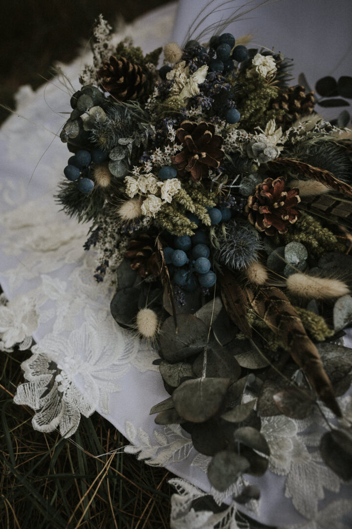 Pine Cone Alternative Wedding Bouquet Idea Bernadeta Kupiec