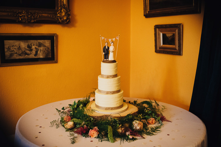 Buttercream Cake Twine Topper Flowers Log Stand Quirky Stylish Country House Wedding http://www.stevebridgwoodphotography.co.uk/