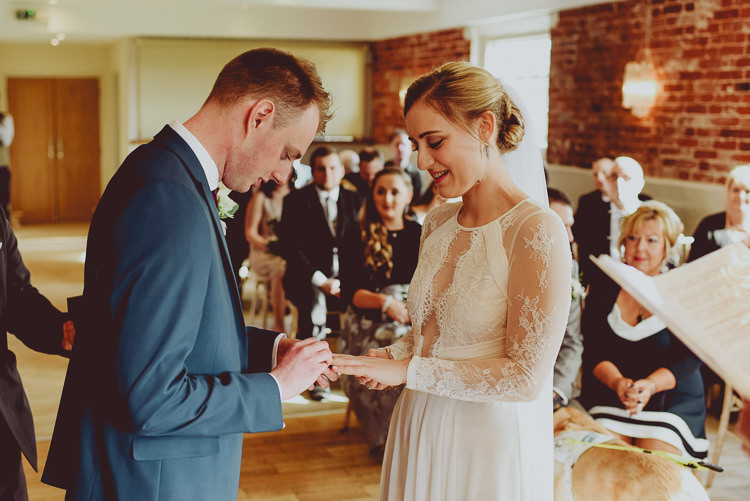 Modern Minimal Botanical Winter Wedding http://bigbouquet.co.uk/
