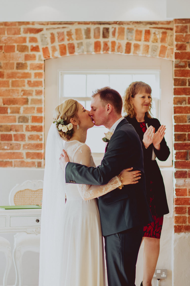 Modern Minimal Botanical Winter Wedding http://bigbouquet.co.uk/