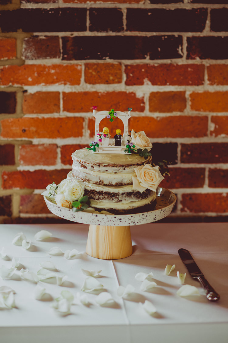 DIY Naked Cake Sponge Layer Buttercream Flowers Modern Minimal Botanical Winter Wedding http://bigbouquet.co.uk/