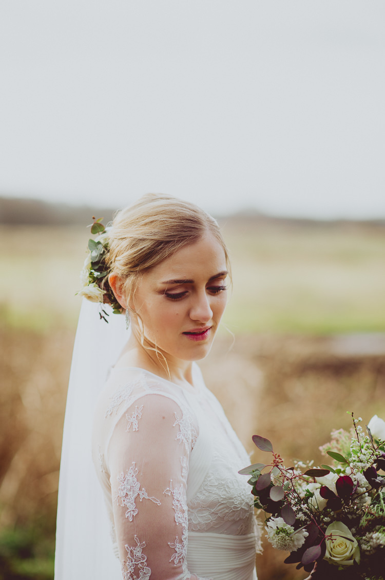 Bride Hair Make Up Flowers Natural Pretty Modern Minimal Botanical Winter Wedding http://bigbouquet.co.uk/