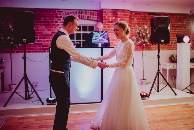 Modern Minimal Botanical Winter Wedding http://bigbouquet.co.uk/