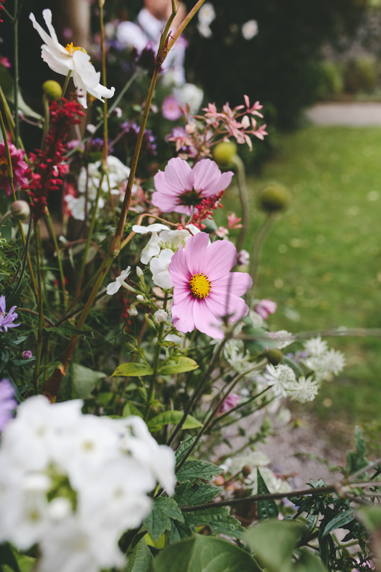 Delightfully Natural Pretty Garden Wedding http://www.elliegracephotography.co.uk/