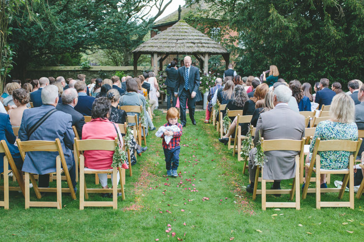 Delightfully Natural Pretty Garden Wedding http://www.elliegracephotography.co.uk/
