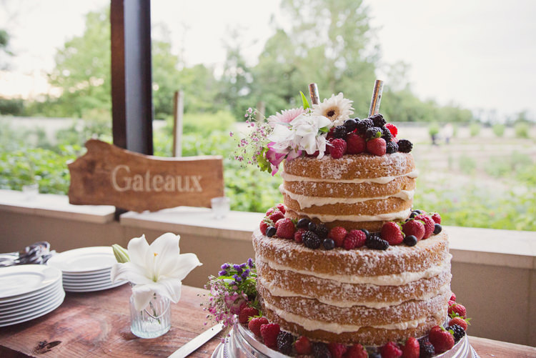 Naked Cake Berries Gerbera Flowers Wood Sign Colour Pop Summer French Chateau Wedding http://www.cottoncandyweddings.co.uk/
