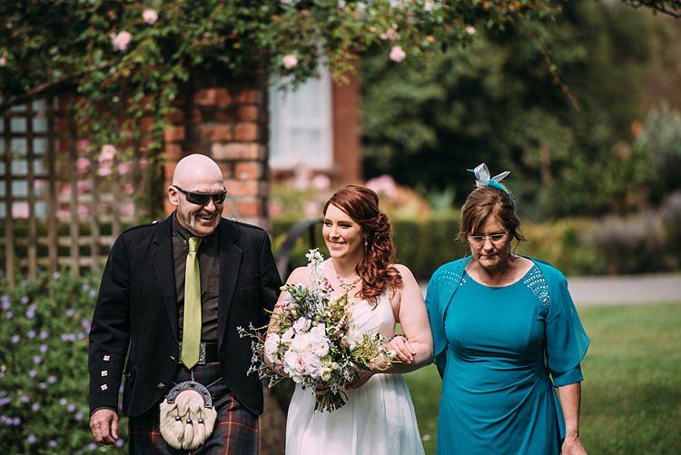 Beautiful Lilac Garden Wedding New Zealand http://www.levienphotography.com/