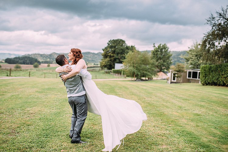 Beautiful Lilac Garden Wedding New Zealand http://www.levienphotography.com/