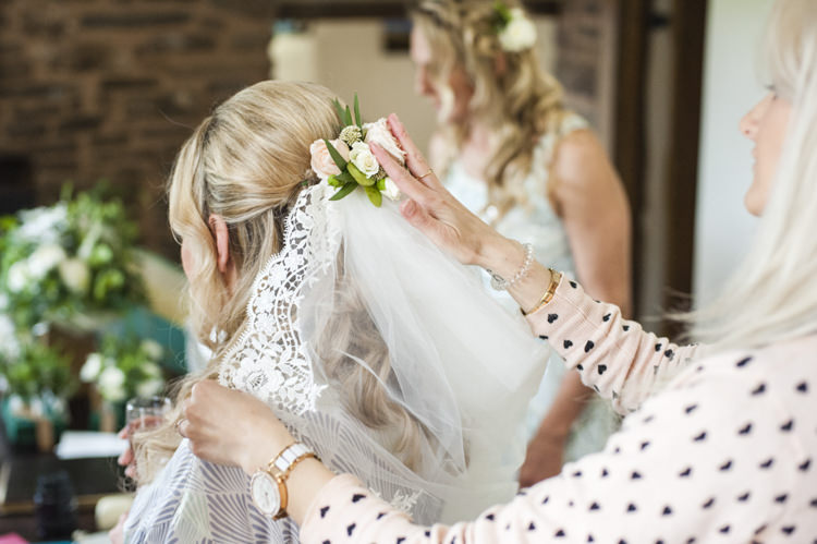 Flowers Veil Hair Bride Bridal Chilled Country Boho White Green Wedding http://eleanorjaneweddings.co.uk/