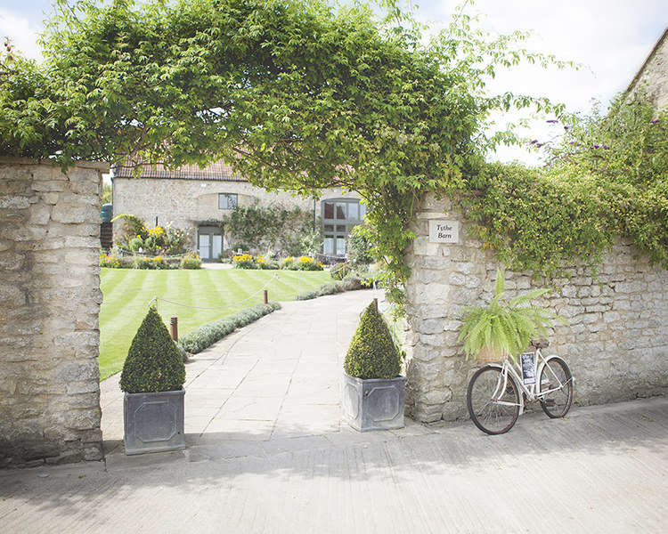 Pastel Pretty Flower Garden Style Wedding http://katrinamatthewsphotography.co.uk/