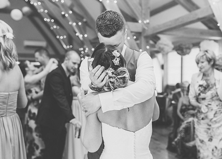 Romantic Soft Pastels Barn Wedding http://www.sungblue.com/