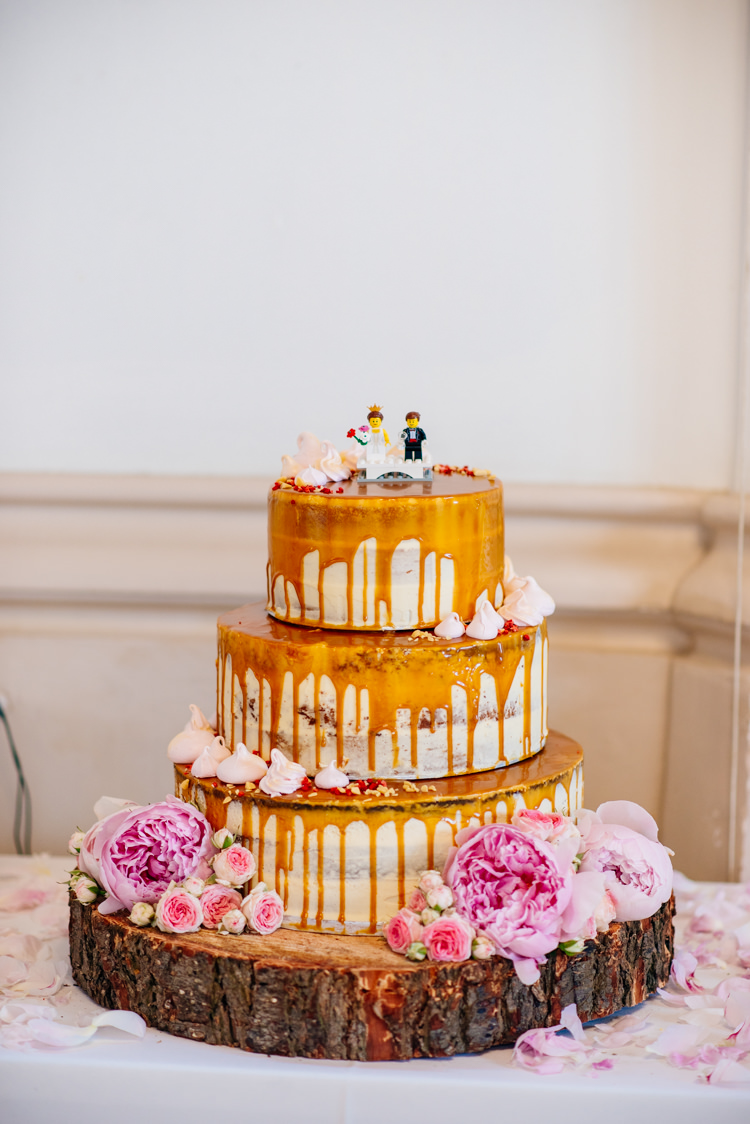 Drip Cake Semi Naked Bare Log Sponge Peones Quirky Vintage Fun Loving Hall Wedding http://www.karolinasimankowicz.com/