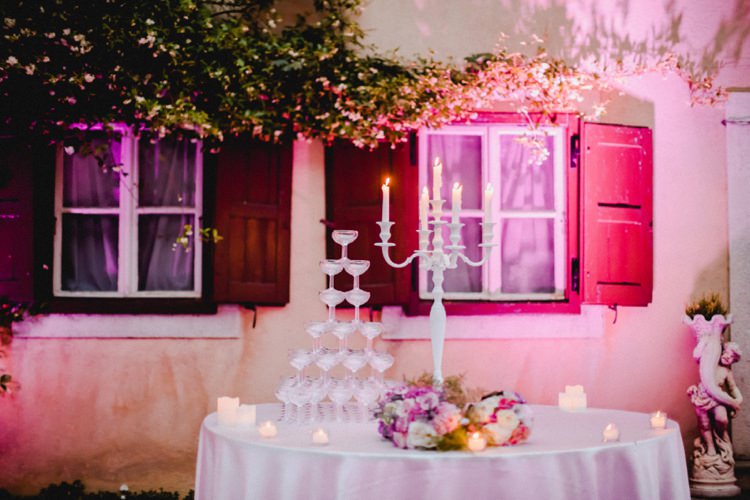 Prosecco Tower Candelabra Evening Romantic Vibrant Pink Wedding Trieste http://www.emotionttl.com/en/home/