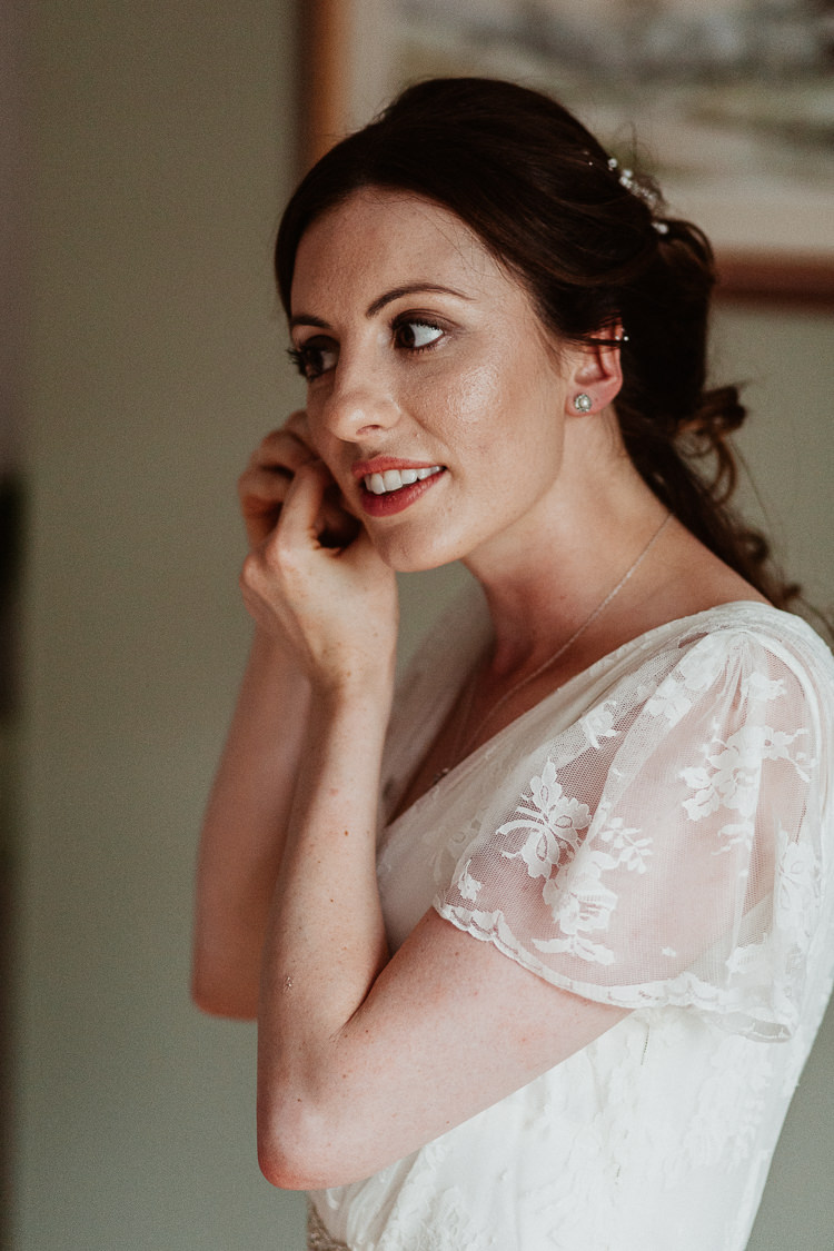 Make Up Beauty Bride Bridal Natural Beautifully Relaxed Outdoorsy Barn Wedding http://www.caitlinandjones.co.uk/