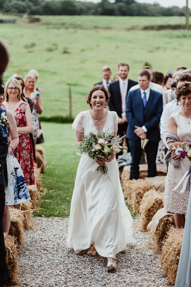 Beautifully Relaxed Outdoorsy Barn Wedding http://www.caitlinandjones.co.uk/