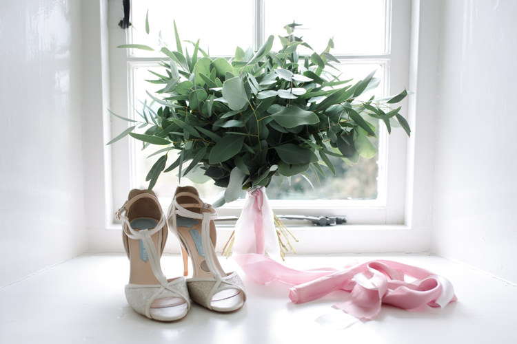 Pretty Soft Country Garden Pastel Wedding Ideas https://www.ellielouphotography.co.uk/