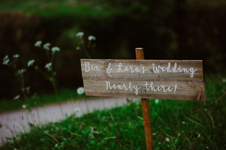 Board Sign Welcome Direction DIY 1920s Speakeasy Country House Glamour Wedding https://www.bearscollective.com/