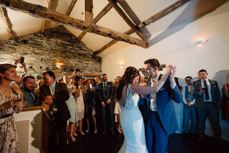 Delightfully Stylish Spring Wedding in the Lake District http://jamiedunnphotography.com/