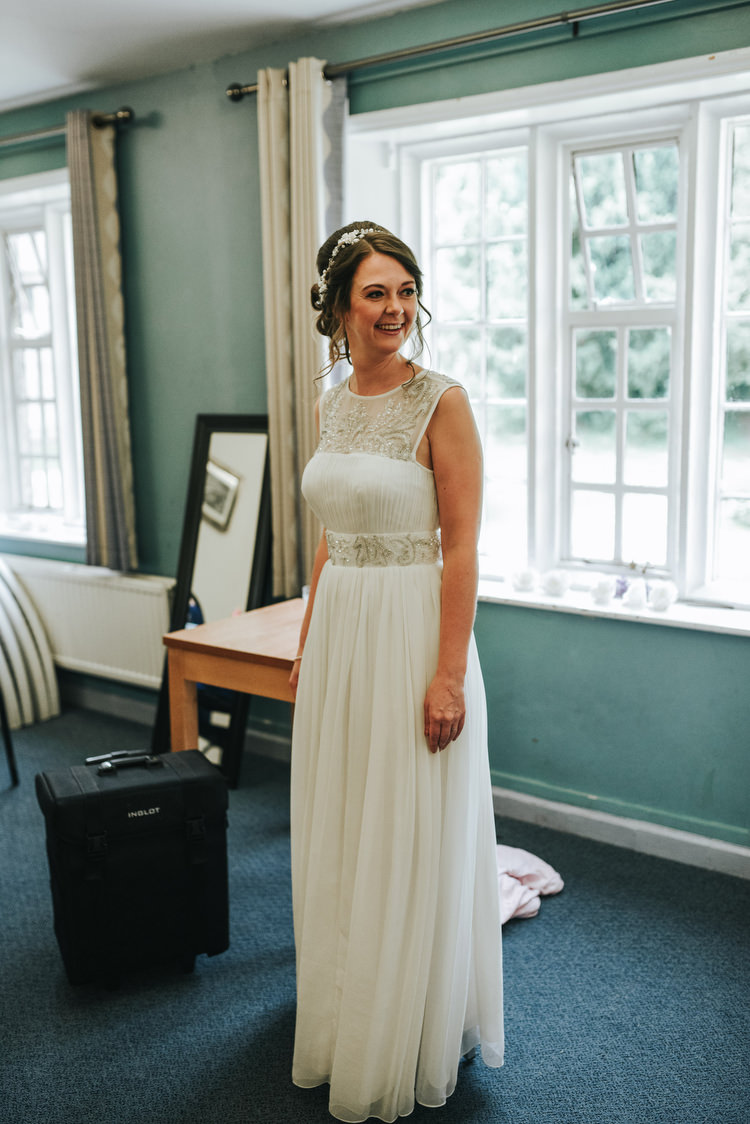 Long Flowing Dress Gown Bride Bridal Crafty Fun Budget Friendly Wedding https://www.pearbearphotography.com/