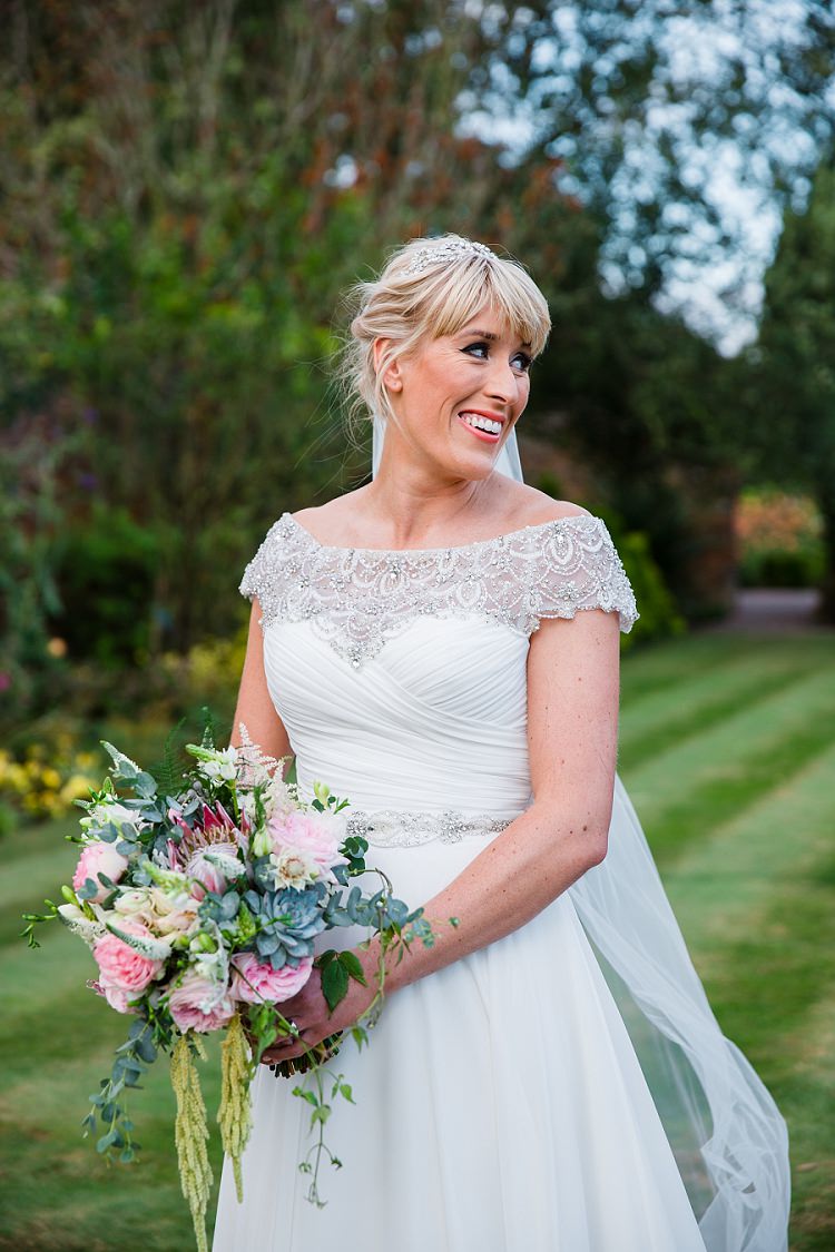 Graceful Walled Garden Wedding http://helenkingphotography.co.uk/