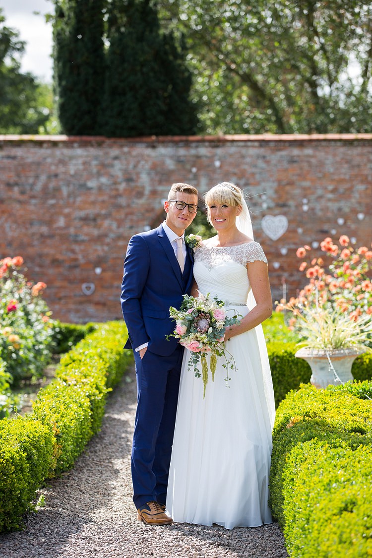 Graceful Walled Garden Wedding http://helenkingphotography.co.uk/