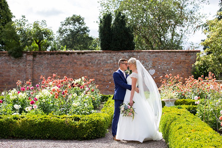 Graceful Walled Garden Wedding http://helenkingphotography.co.uk/