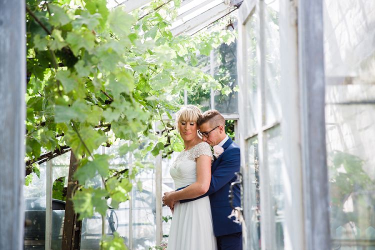 Graceful Walled Garden Wedding http://helenkingphotography.co.uk/