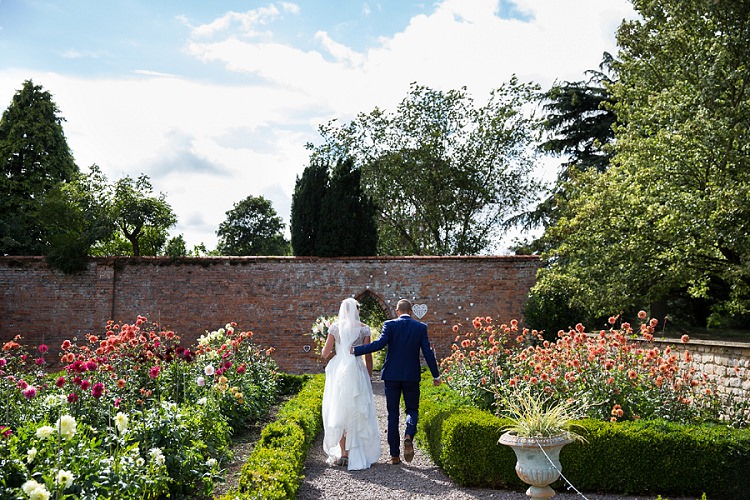 Graceful Walled Garden Wedding http://helenkingphotography.co.uk/