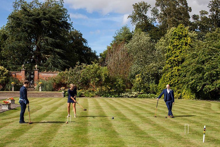 Graceful Walled Garden Wedding http://helenkingphotography.co.uk/