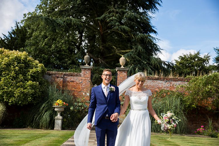 Graceful Walled Garden Wedding http://helenkingphotography.co.uk/