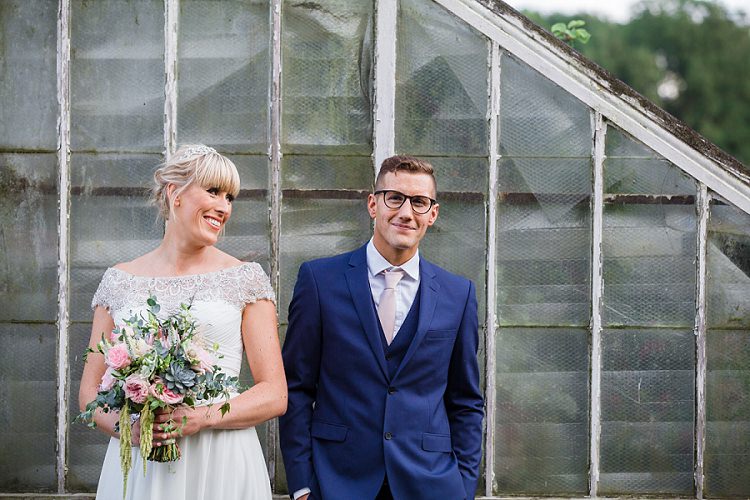 Graceful Walled Garden Wedding http://helenkingphotography.co.uk/