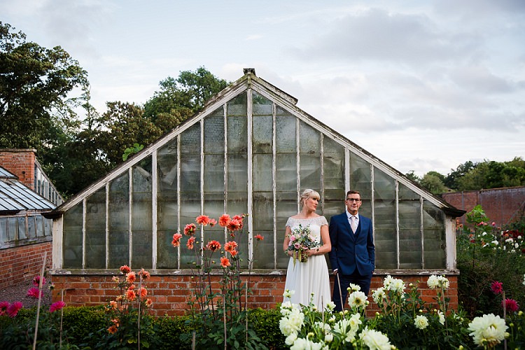 Graceful Walled Garden Wedding http://helenkingphotography.co.uk/
