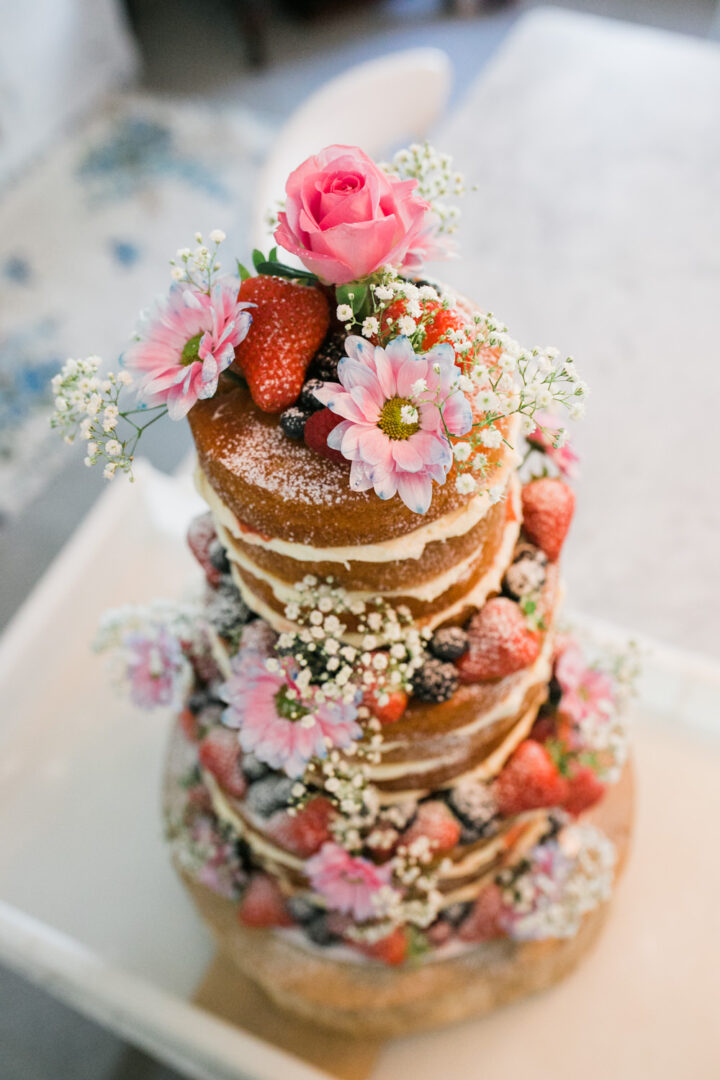 Summer Wedding Ideas Sponge Cake Jessy Jones Photography