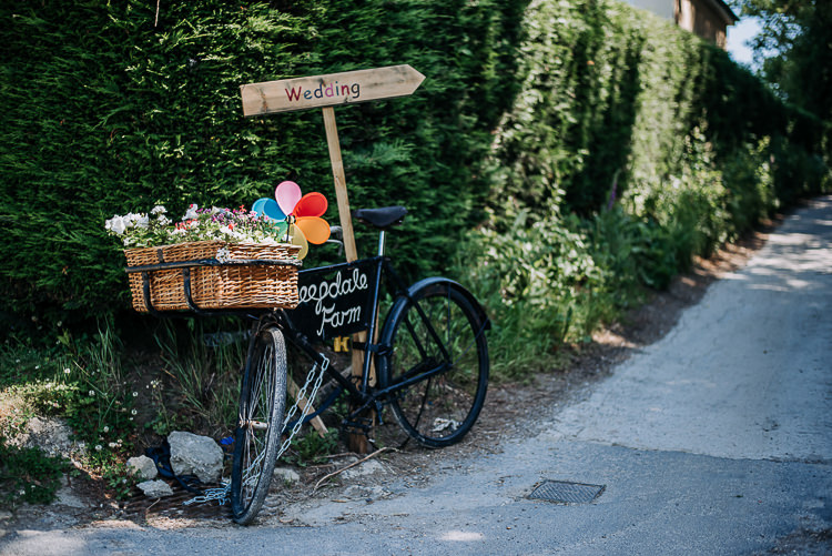 Bike Bicycle Decor Sign Basket Flowers Rustic Farm Barn DIY Wedding http://www.kazooieloki.co.uk/